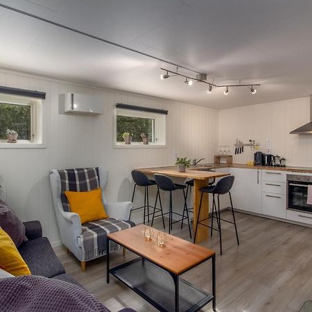 Spacious Two Bedroom Basement Apartment ฟลอม ภายนอก รูปภาพ