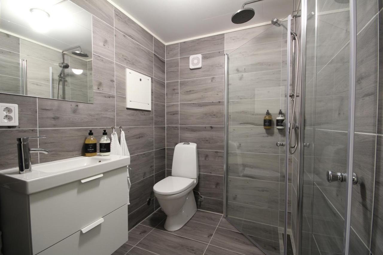 Spacious Two Bedroom Basement Apartment ฟลอม ภายนอก รูปภาพ