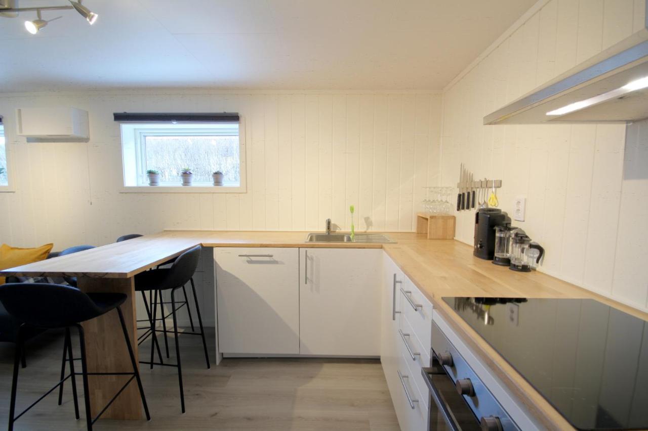 Spacious Two Bedroom Basement Apartment ฟลอม ภายนอก รูปภาพ